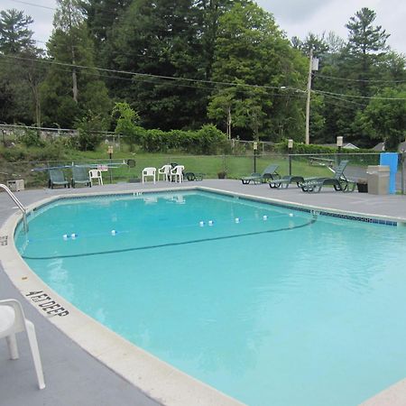 Howard Johnson By Wyndham Lake George Exterior foto
