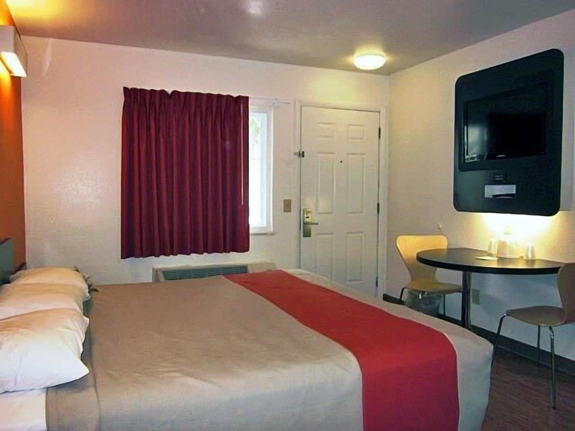 Howard Johnson By Wyndham Lake George Exterior foto