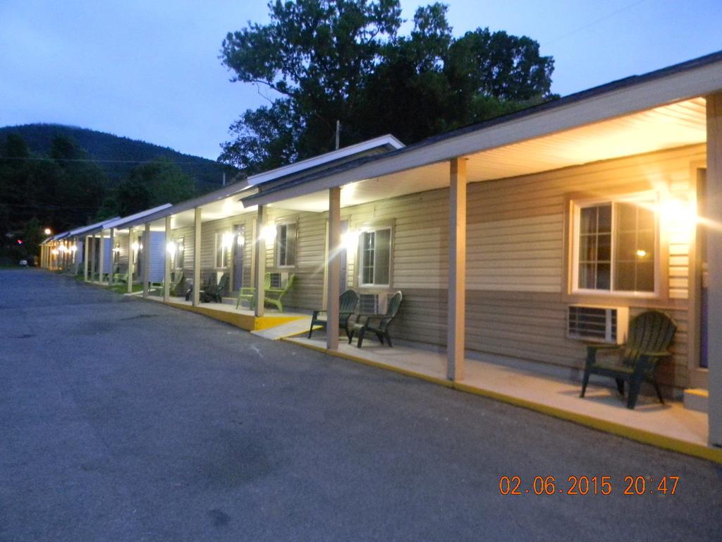 Howard Johnson By Wyndham Lake George Exterior foto